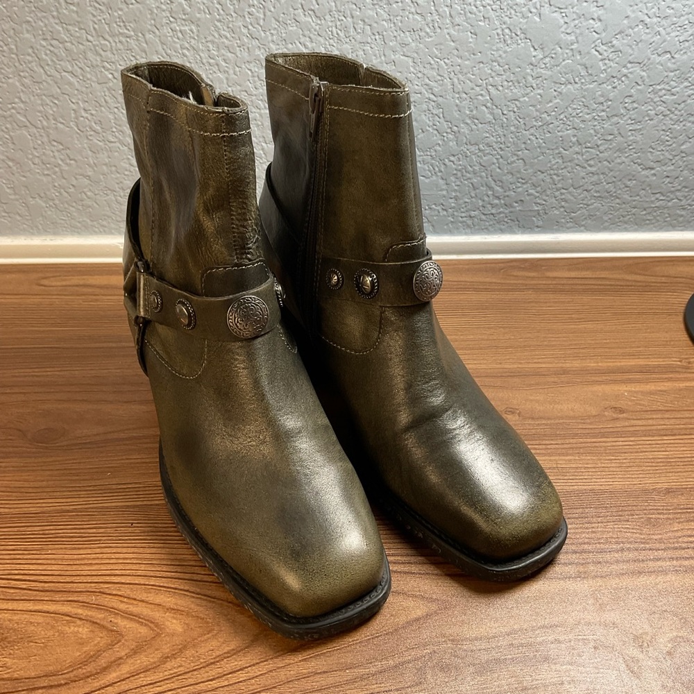 OTBT Green olive Leather Ankle Boots NEW! Size 7.5